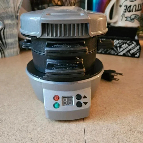 Hamilton-Beach  | Breakfast Sandwich Maker with Timer - Picture 2 of 16